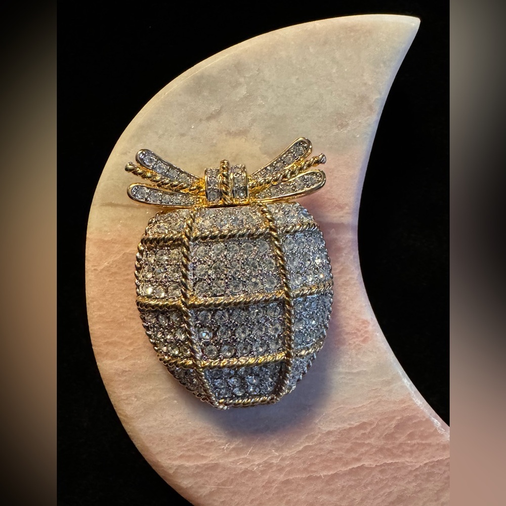 Edgar Berebi Vintage Rhinestone Ornament Brooch✨